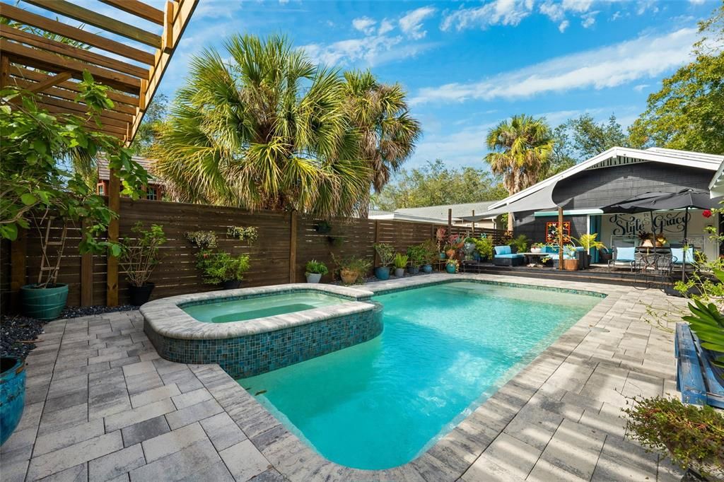 合同活跃: $1,015,000 (2 贝兹, 2 浴室, 1526 平方英尺)