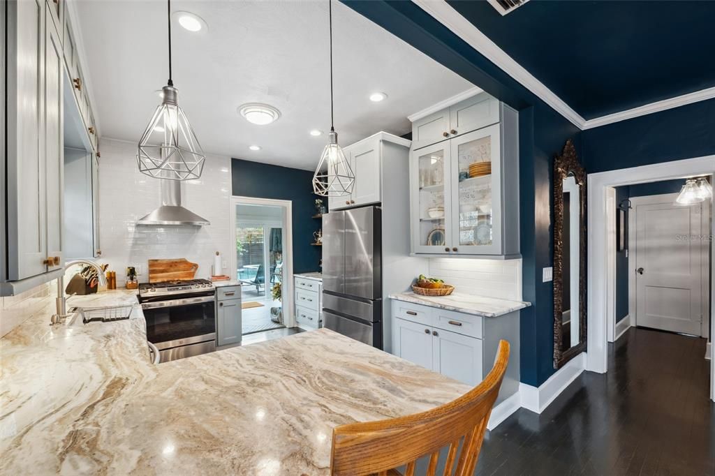 合同活跃: $1,015,000 (2 贝兹, 2 浴室, 1526 平方英尺)