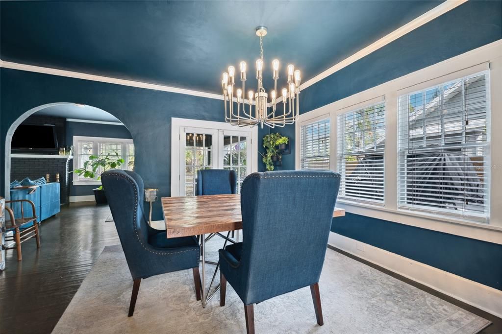 合同活跃: $1,015,000 (2 贝兹, 2 浴室, 1526 平方英尺)