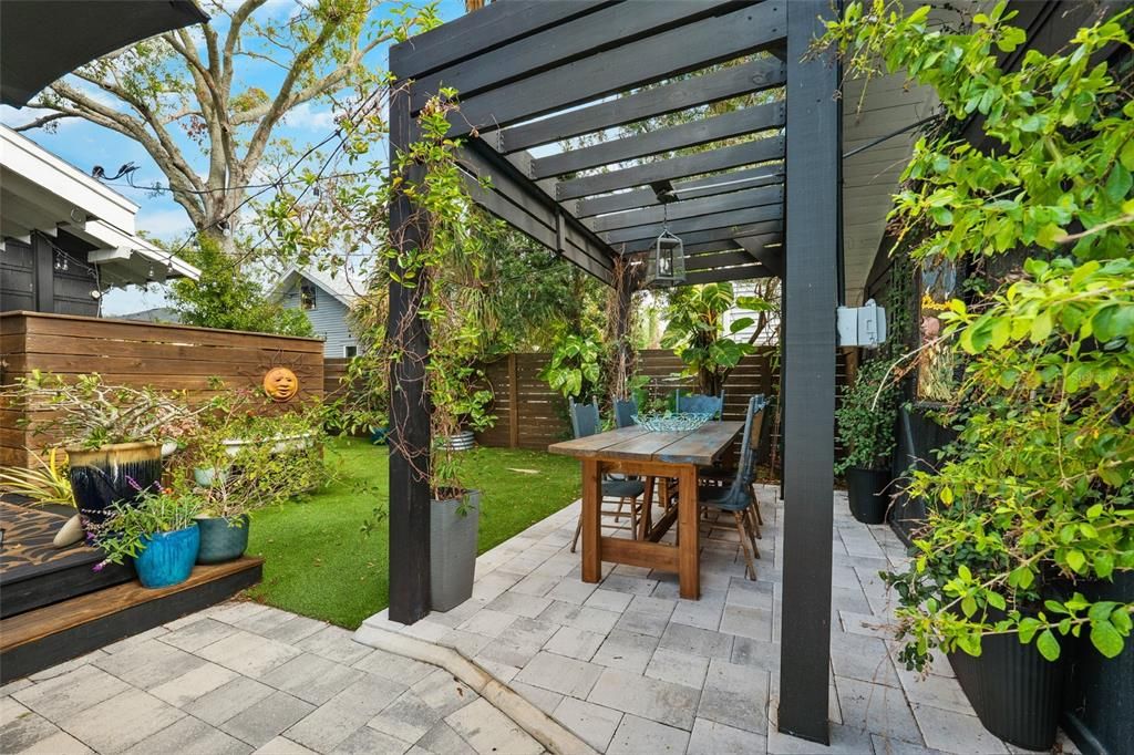 合同活跃: $1,015,000 (2 贝兹, 2 浴室, 1526 平方英尺)