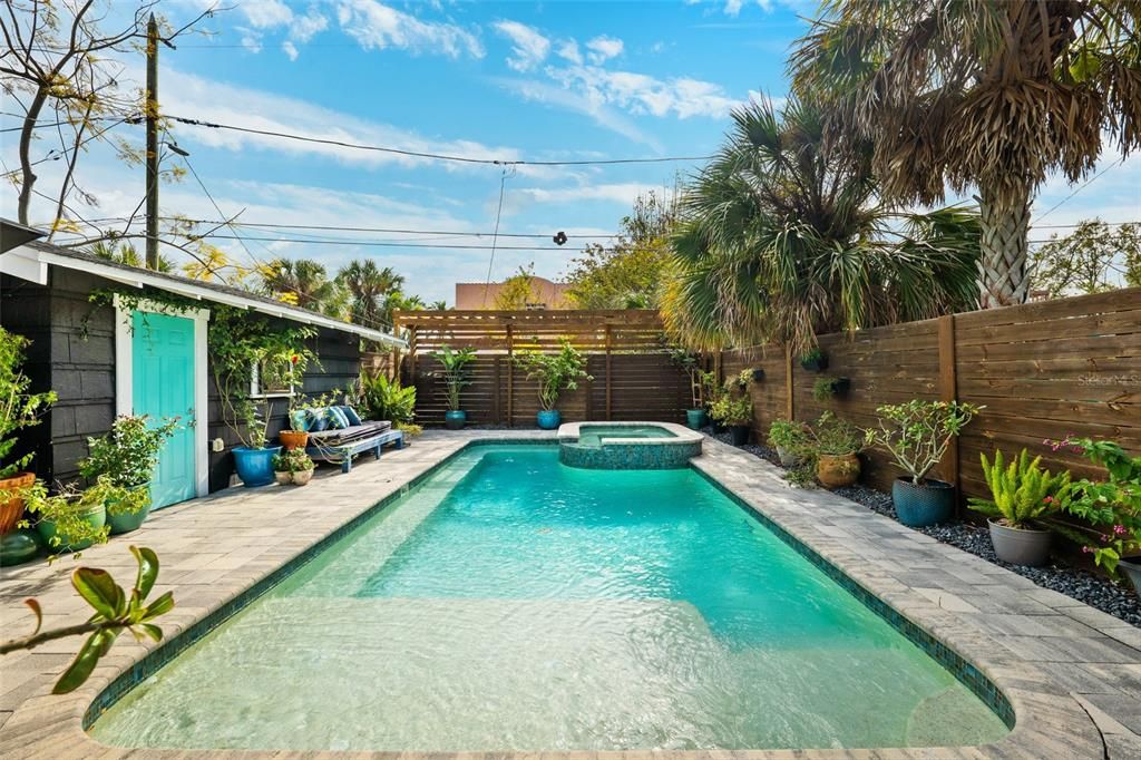 合同活跃: $1,015,000 (2 贝兹, 2 浴室, 1526 平方英尺)