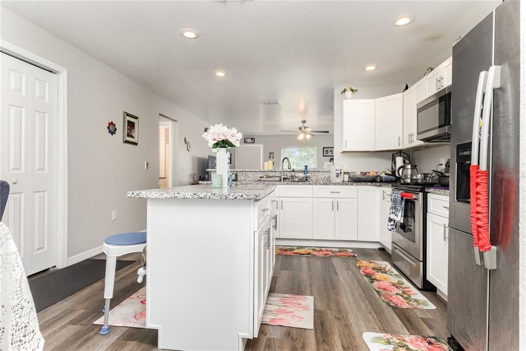 For Sale: $265,000 (3 beds, 2 baths, 1259 Square Feet)