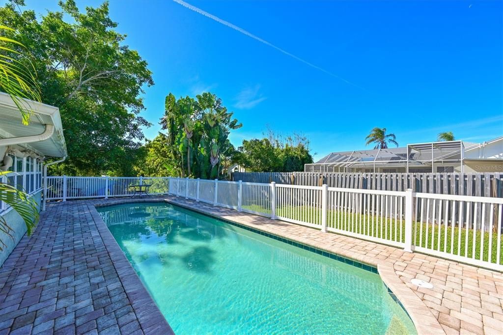 For Sale: $400,000 (3 beds, 2 baths, 1516 Square Feet)