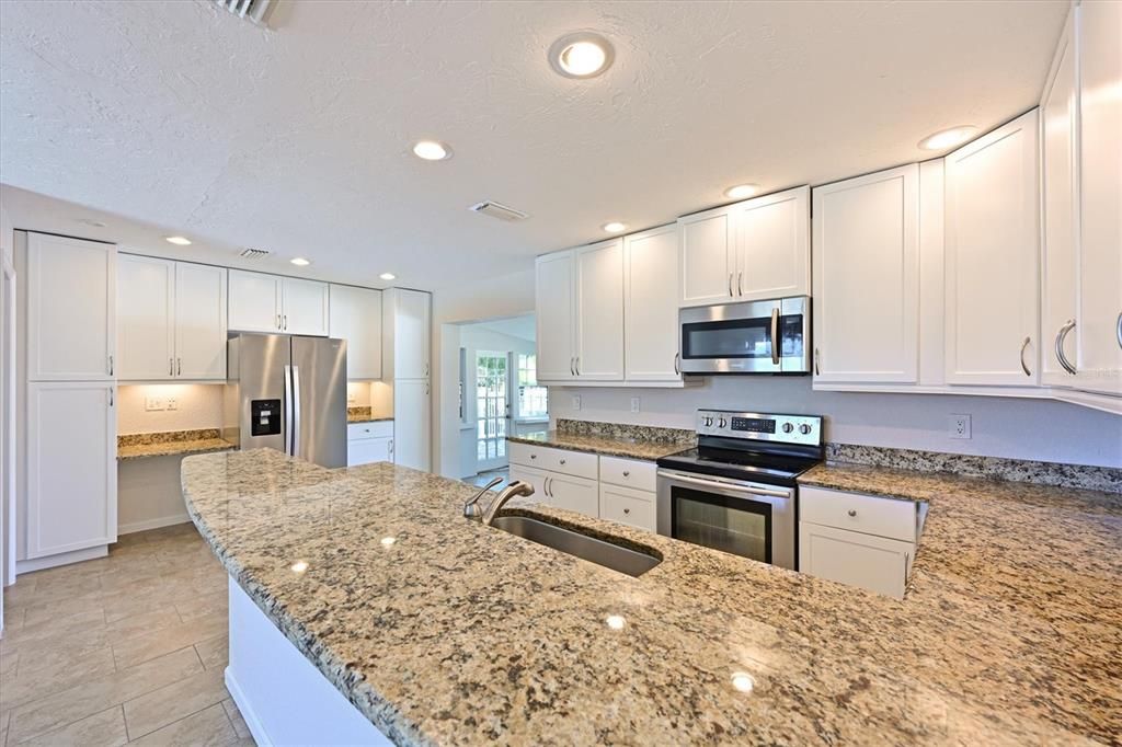 For Sale: $400,000 (3 beds, 2 baths, 1516 Square Feet)