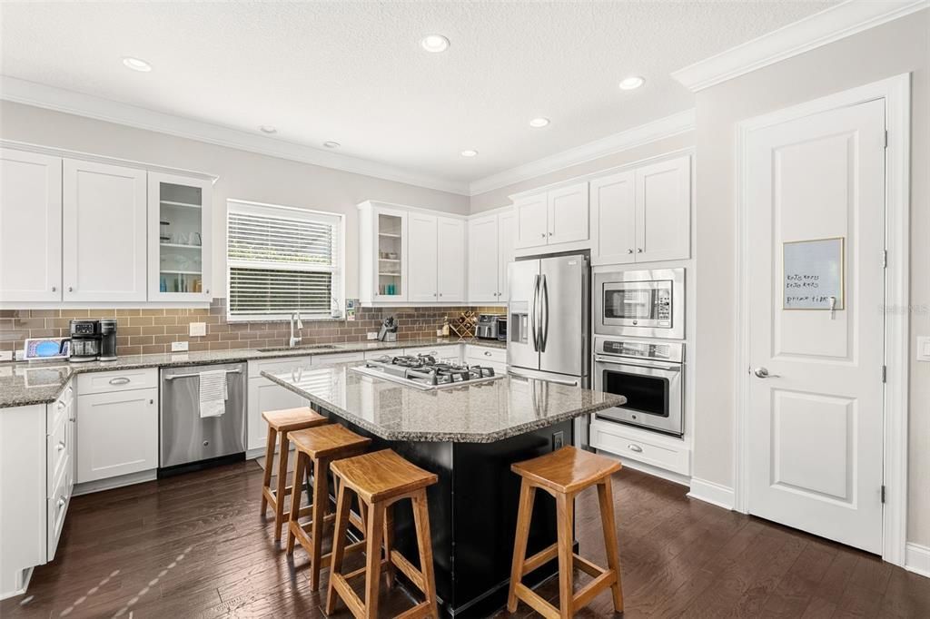 Под контрактом: $1,250,000 (4 спален, 4 ванн, 3805 Квадратных фут)