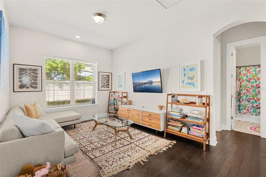 Под контрактом: $1,250,000 (4 спален, 4 ванн, 3805 Квадратных фут)