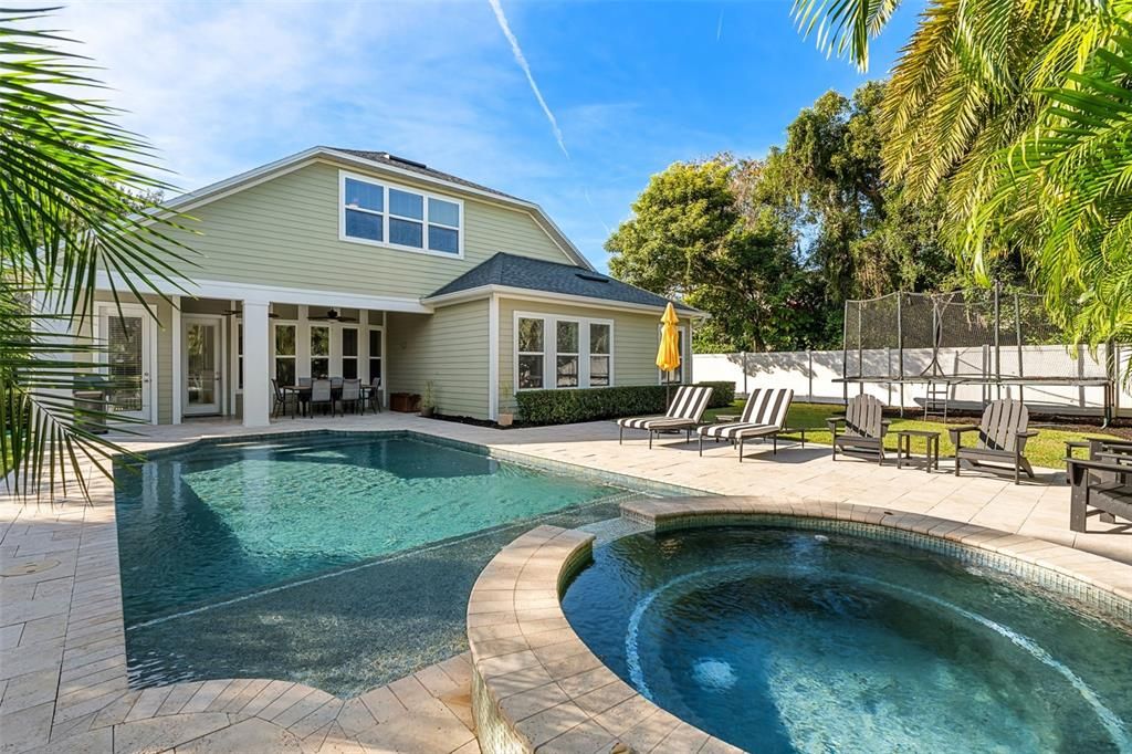 Под контрактом: $1,250,000 (4 спален, 4 ванн, 3805 Квадратных фут)