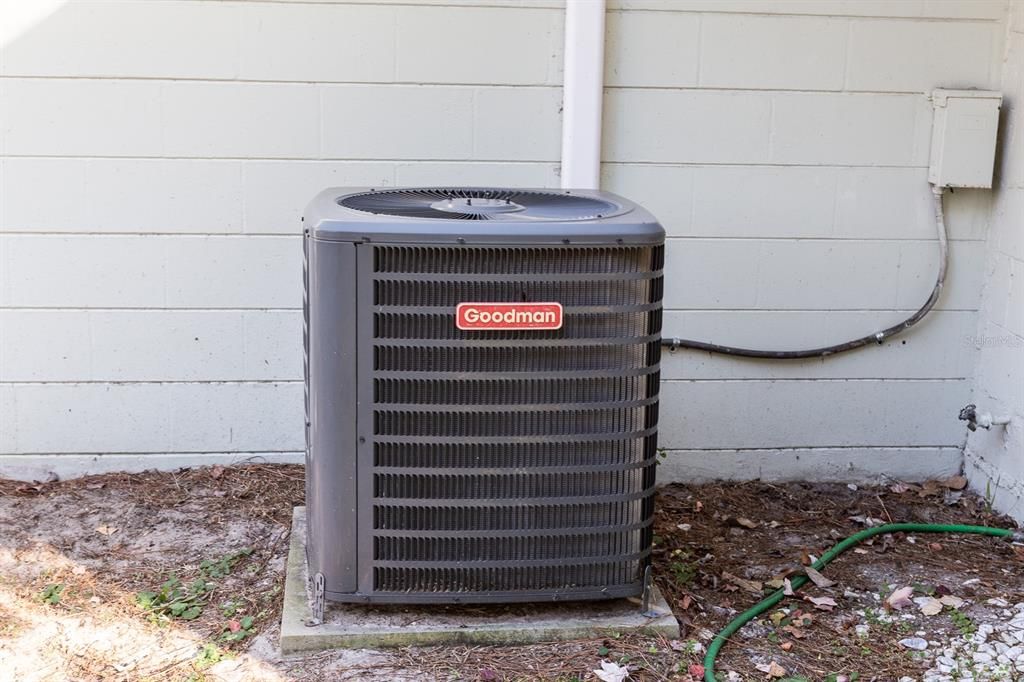 待售: $249,000 (2 贝兹, 1 浴室, 1226 平方英尺)