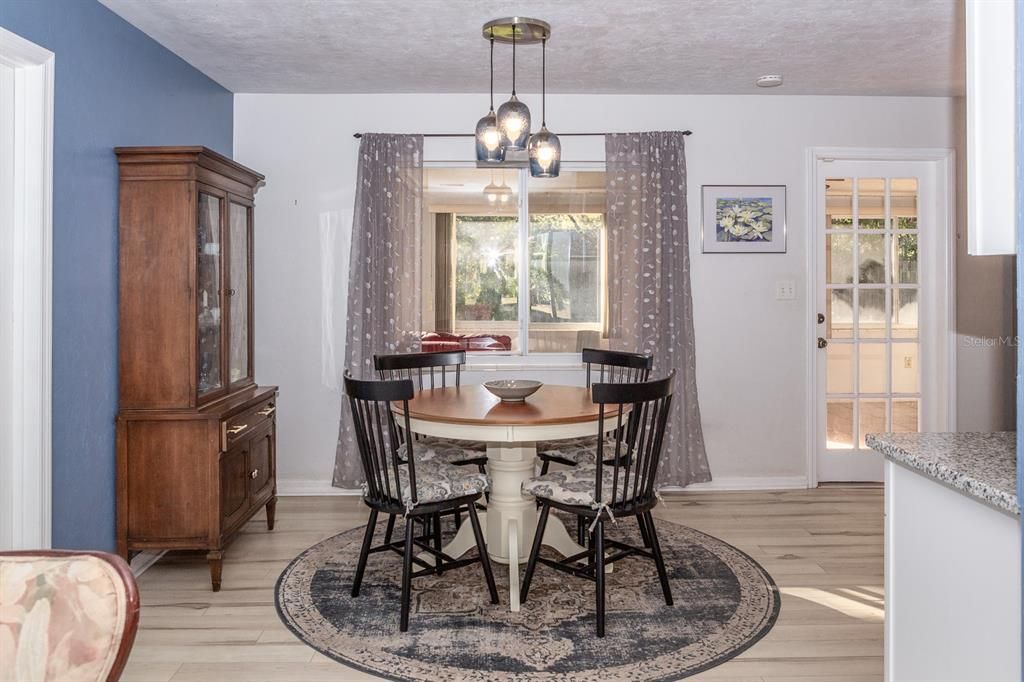 待售: $249,000 (2 贝兹, 1 浴室, 1226 平方英尺)