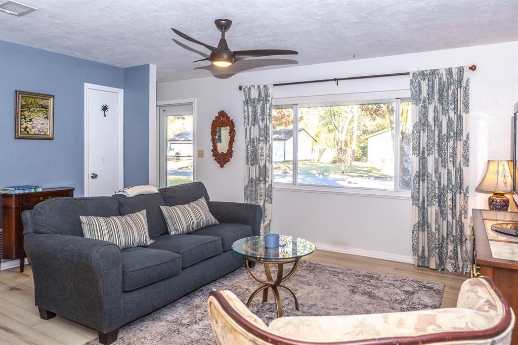 待售: $249,000 (2 贝兹, 1 浴室, 1226 平方英尺)