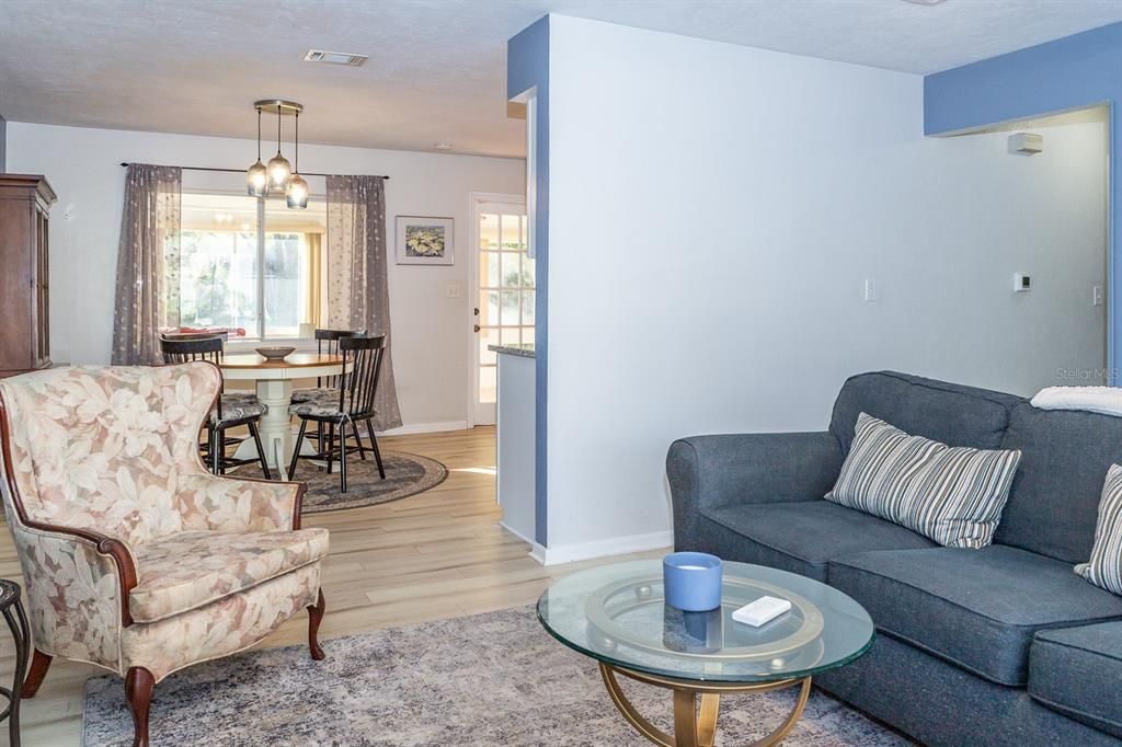 待售: $249,000 (2 贝兹, 1 浴室, 1226 平方英尺)