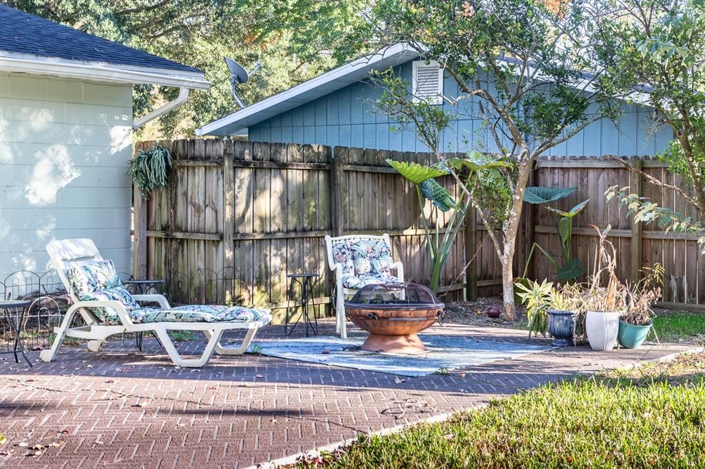 待售: $249,000 (2 贝兹, 1 浴室, 1226 平方英尺)