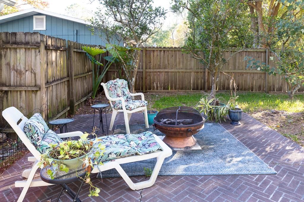 待售: $249,000 (2 贝兹, 1 浴室, 1226 平方英尺)