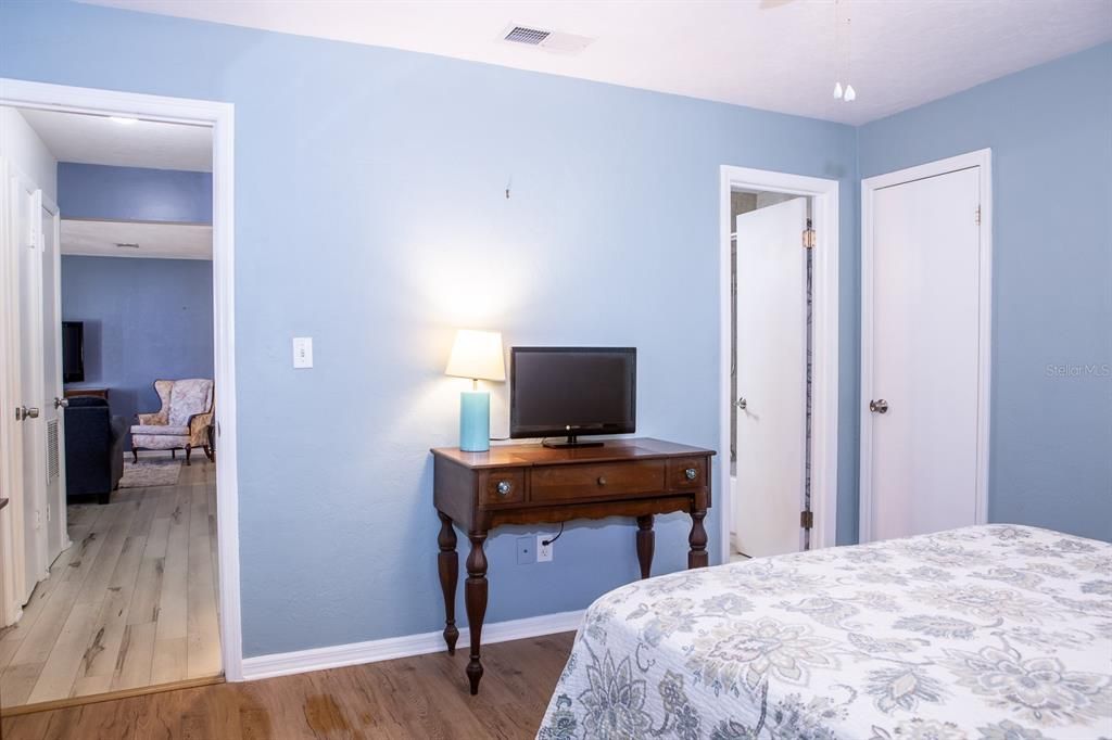 待售: $249,000 (2 贝兹, 1 浴室, 1226 平方英尺)