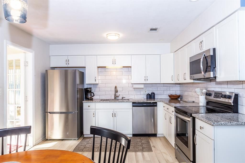 待售: $249,000 (2 贝兹, 1 浴室, 1226 平方英尺)