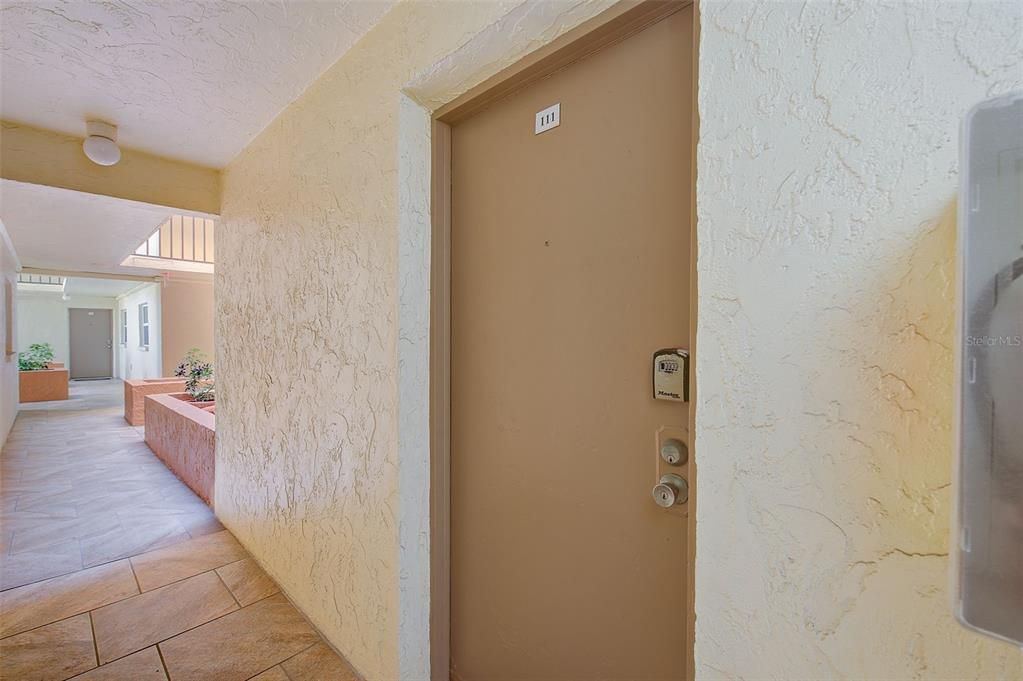 Под контрактом: $275,000 (1 спален, 1 ванн, 450 Квадратных фут)