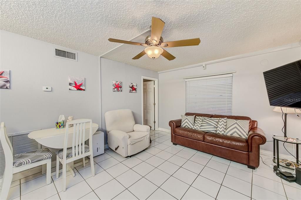 Под контрактом: $275,000 (1 спален, 1 ванн, 450 Квадратных фут)