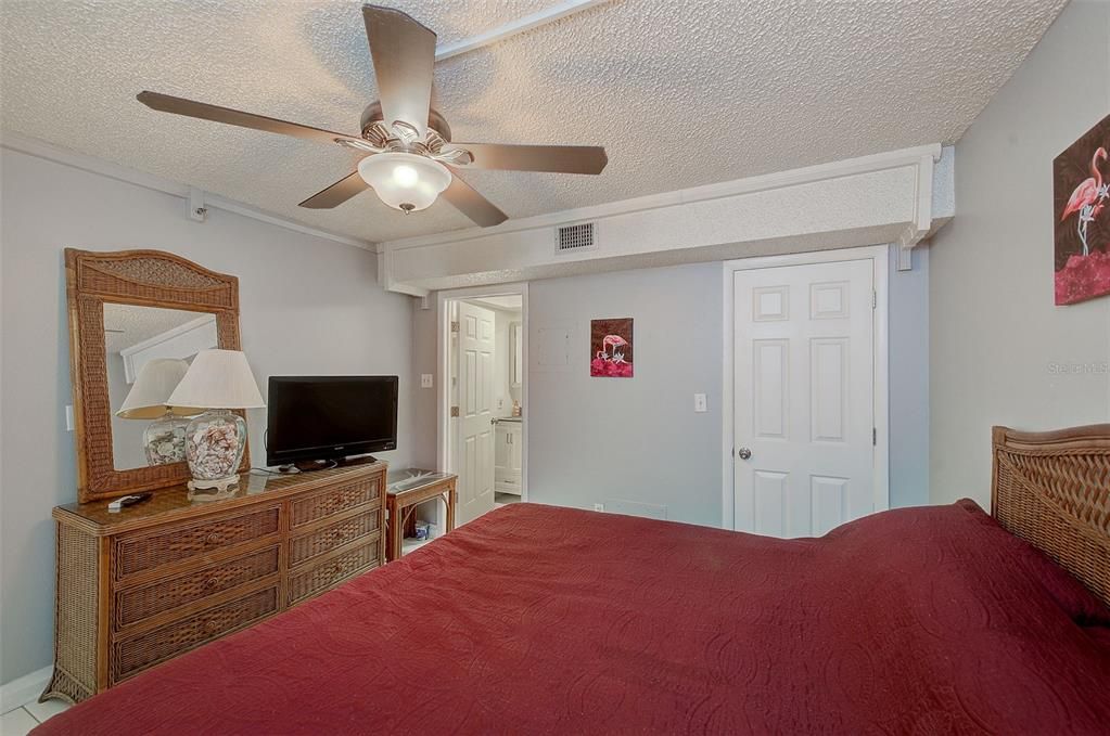 Под контрактом: $275,000 (1 спален, 1 ванн, 450 Квадратных фут)