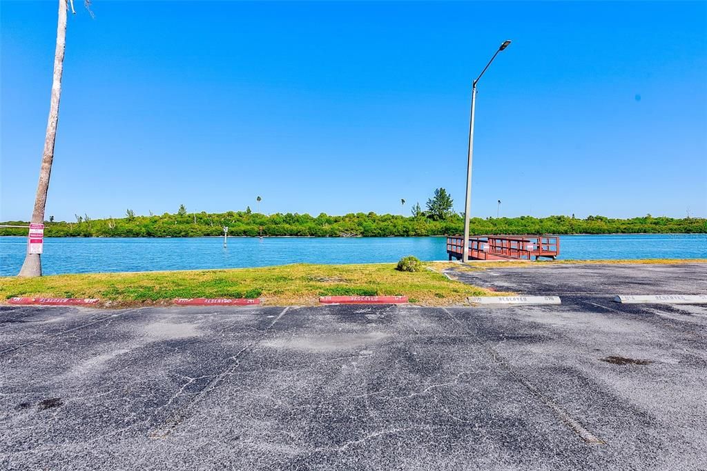 Под контрактом: $275,000 (1 спален, 1 ванн, 450 Квадратных фут)