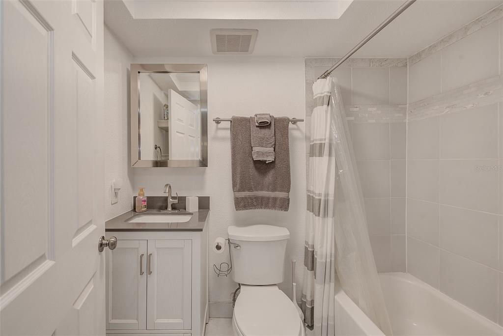 Под контрактом: $275,000 (1 спален, 1 ванн, 450 Квадратных фут)