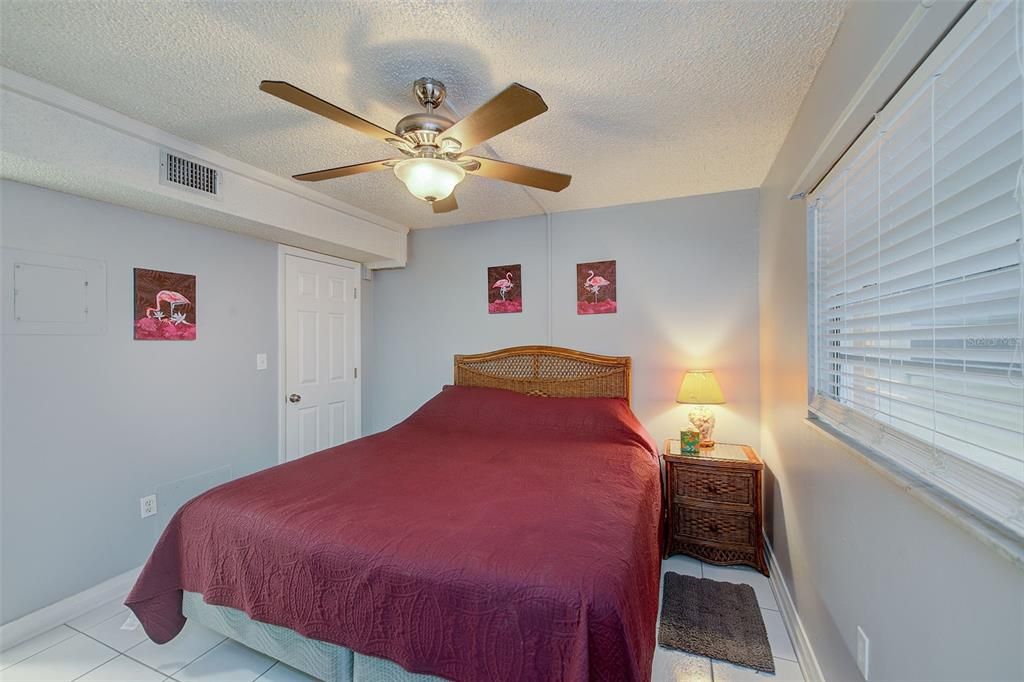 Под контрактом: $275,000 (1 спален, 1 ванн, 450 Квадратных фут)