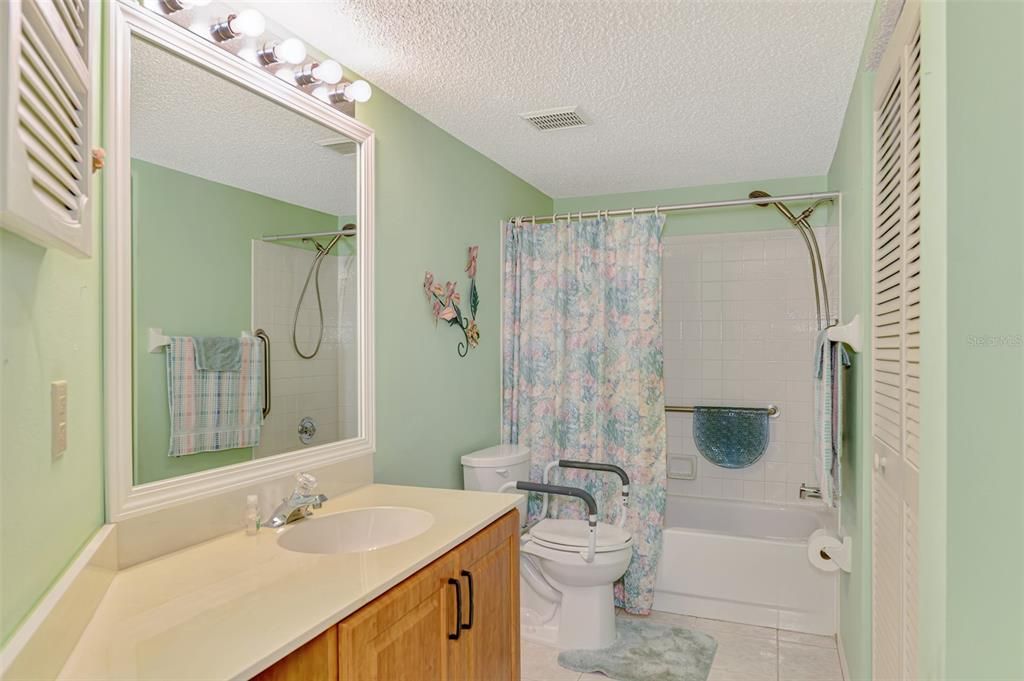 Activo con contrato: $184,000 (2 camas, 2 baños, 1112 Pies cuadrados)