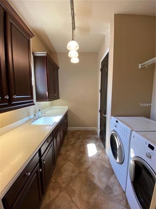 For Rent: $4,425 (3 beds, 3 baths, 2717 Square Feet)