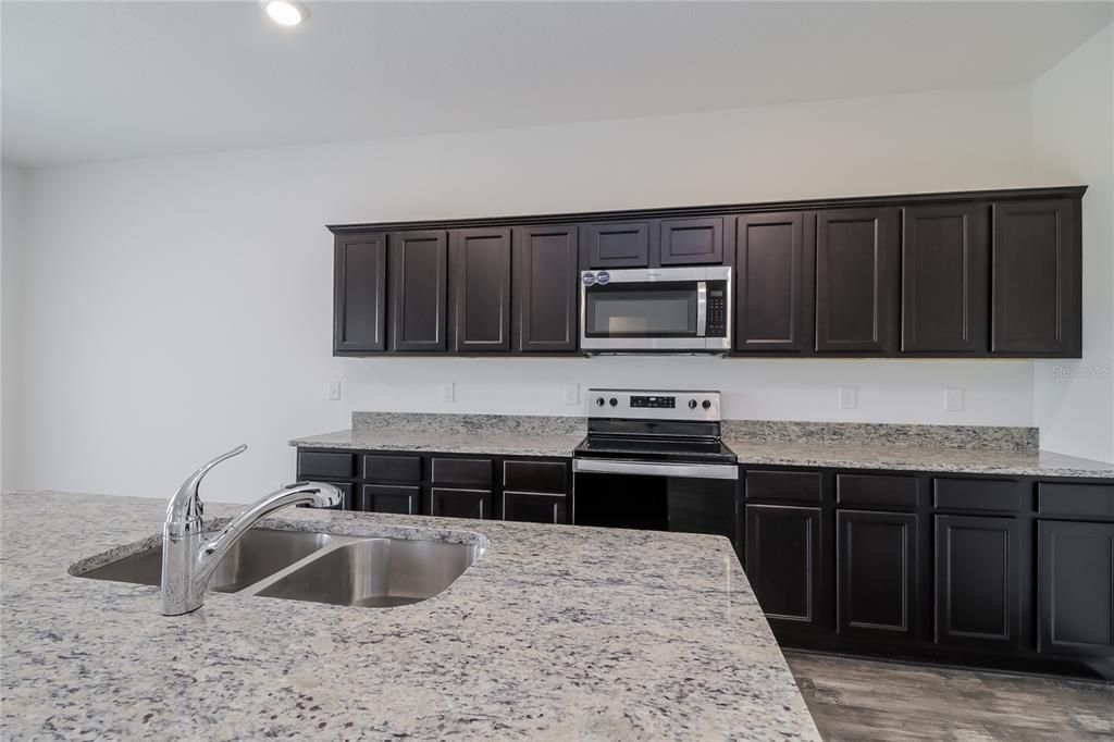 出租: $2,095 (4 贝兹, 2 浴室, 1999 平方英尺)