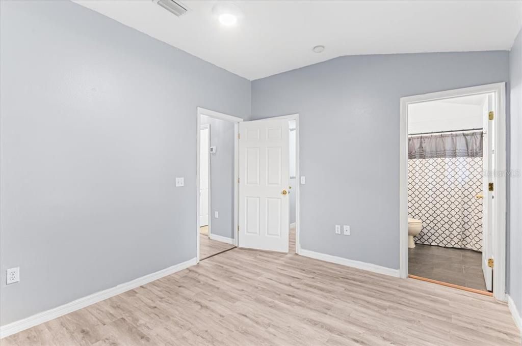 Active With Contract: $240,000 (3 beds, 2 baths, 1276 Square Feet)