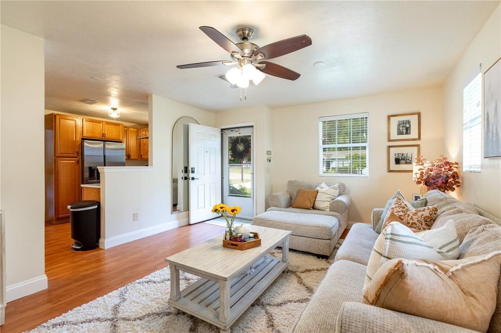 For Sale: $285,000 (2 beds, 2 baths, 1016 Square Feet)