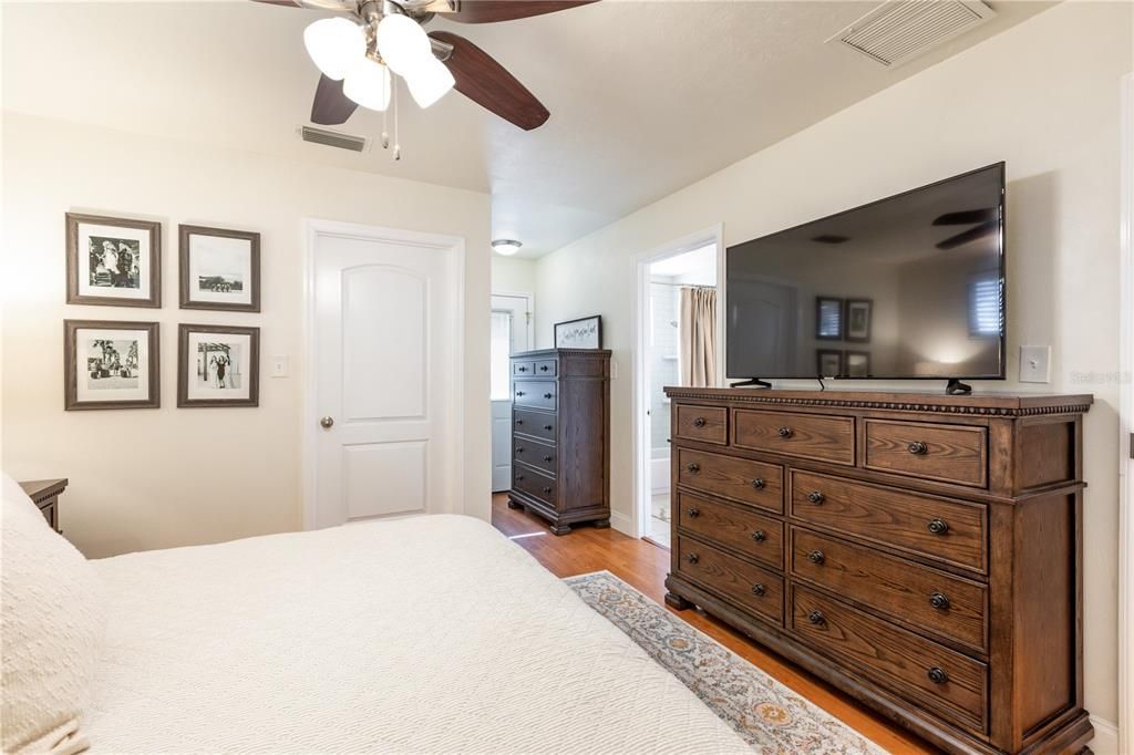 For Sale: $285,000 (2 beds, 2 baths, 1016 Square Feet)