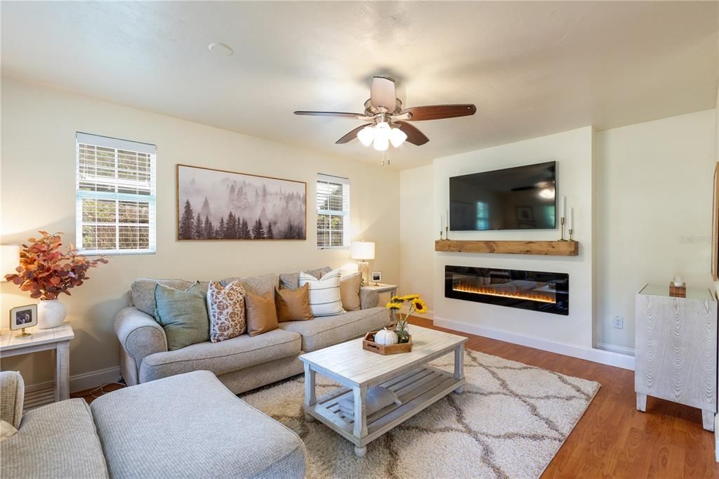 For Sale: $285,000 (2 beds, 2 baths, 1016 Square Feet)