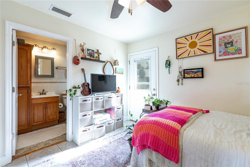 For Sale: $285,000 (2 beds, 2 baths, 1016 Square Feet)