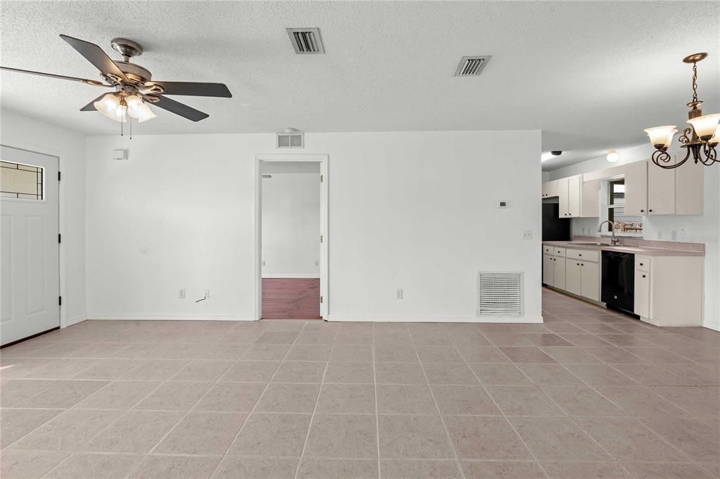 For Sale: $275,000 (3 beds, 2 baths, 1182 Square Feet)