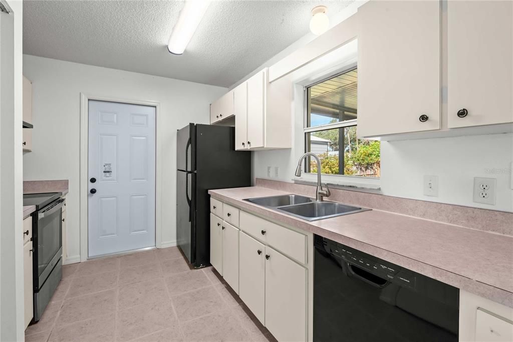 For Sale: $275,000 (3 beds, 2 baths, 1182 Square Feet)