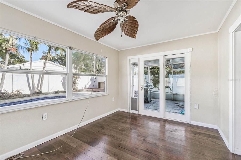 合同活跃: $260,000 (2 贝兹, 1 浴室, 1179 平方英尺)