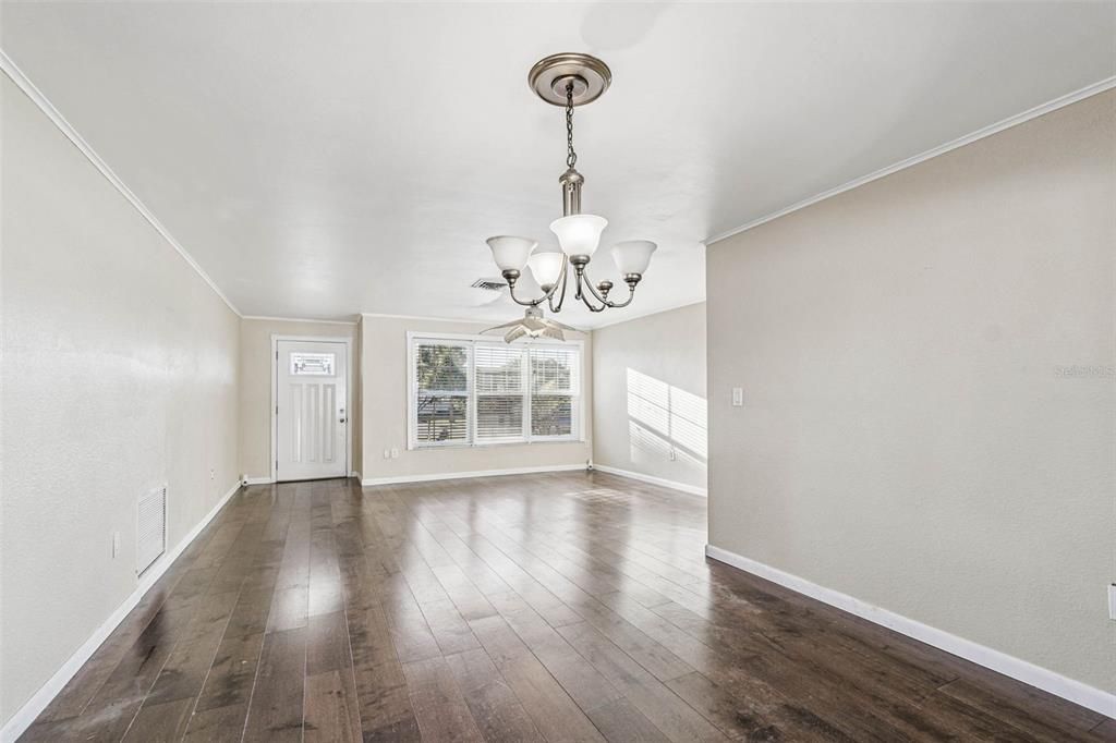 合同活跃: $260,000 (2 贝兹, 1 浴室, 1179 平方英尺)