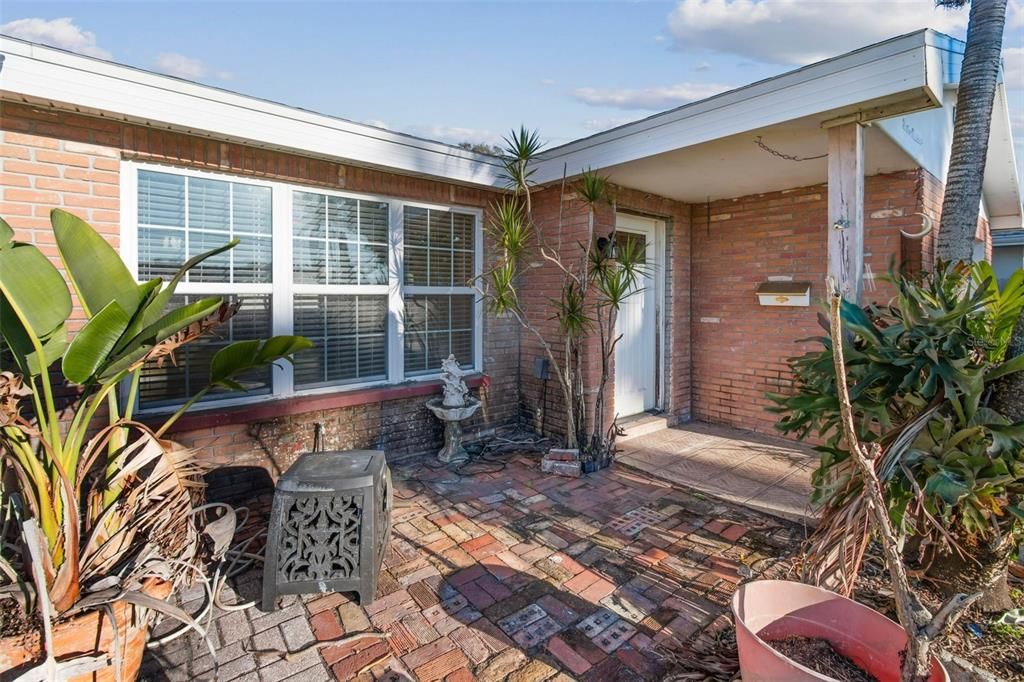 合同活跃: $260,000 (2 贝兹, 1 浴室, 1179 平方英尺)