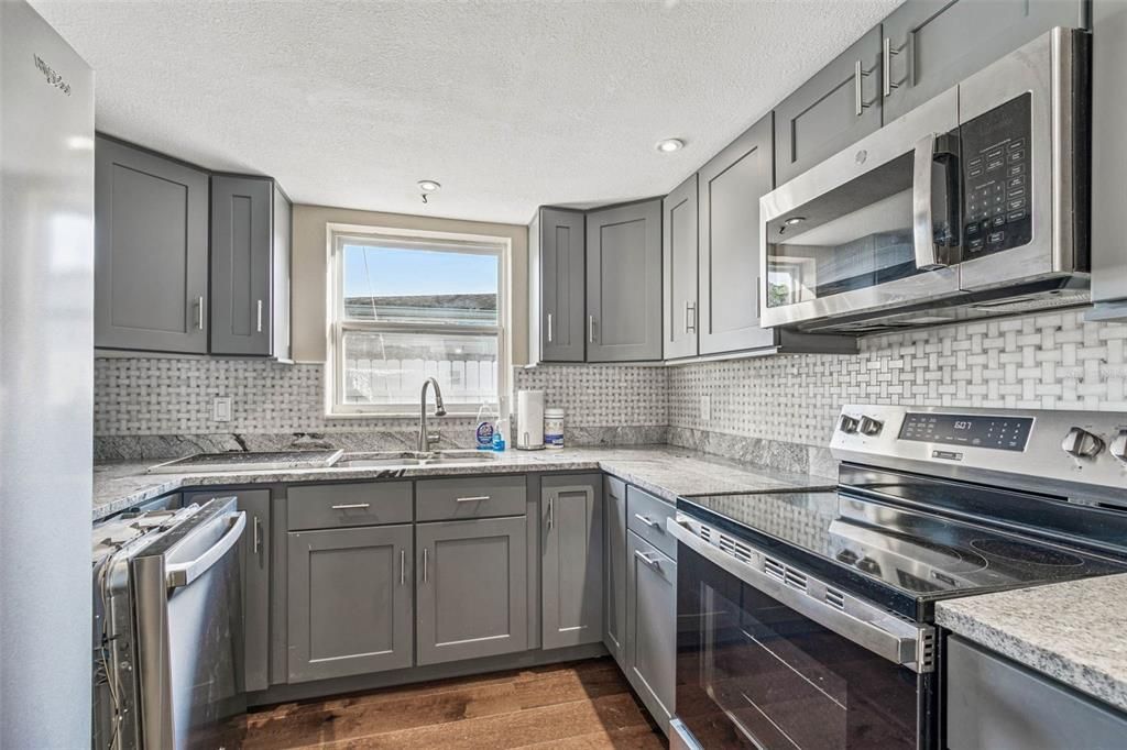 合同活跃: $260,000 (2 贝兹, 1 浴室, 1179 平方英尺)