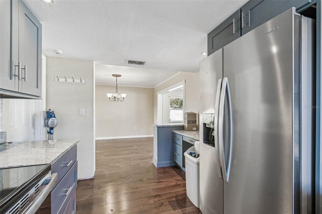 合同活跃: $260,000 (2 贝兹, 1 浴室, 1179 平方英尺)