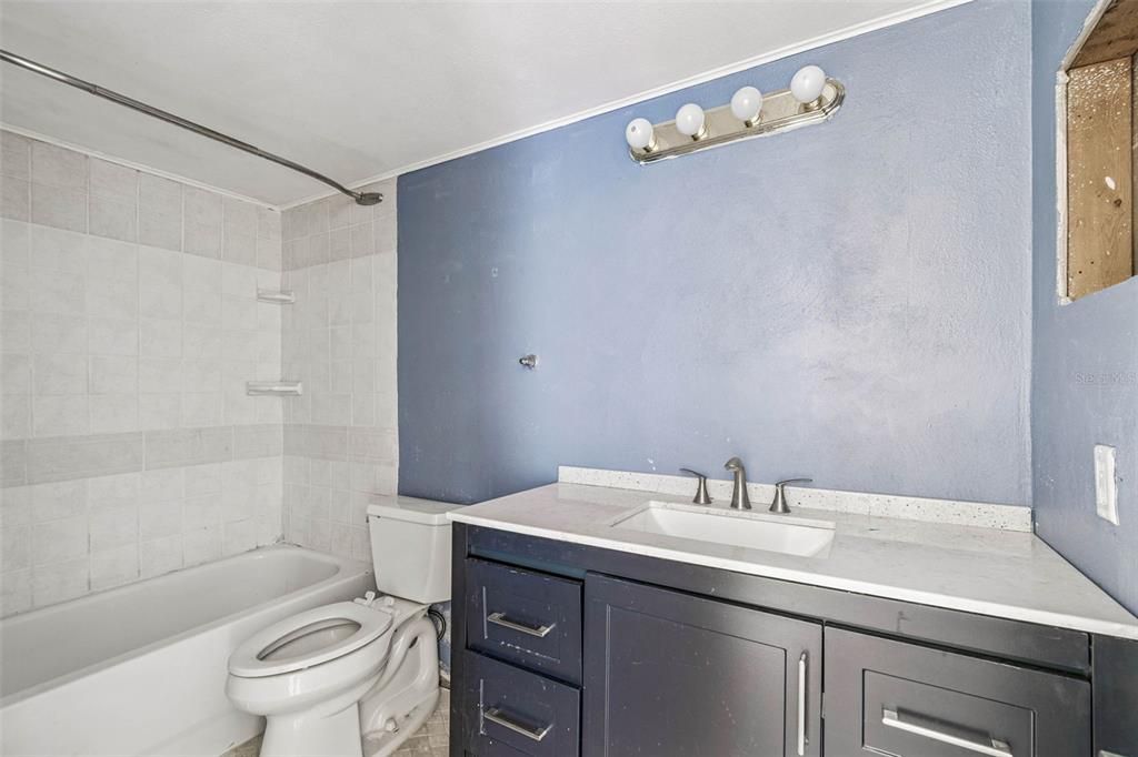 合同活跃: $260,000 (2 贝兹, 1 浴室, 1179 平方英尺)