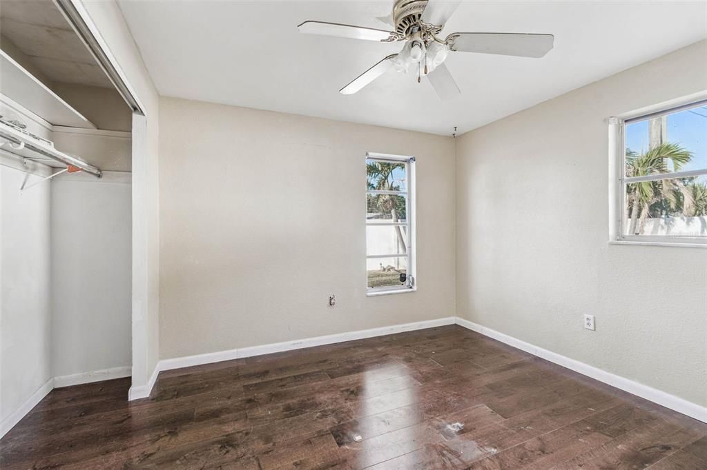 合同活跃: $260,000 (2 贝兹, 1 浴室, 1179 平方英尺)