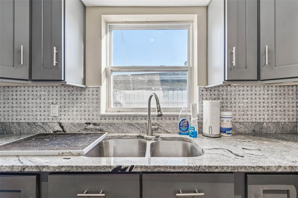 合同活跃: $260,000 (2 贝兹, 1 浴室, 1179 平方英尺)