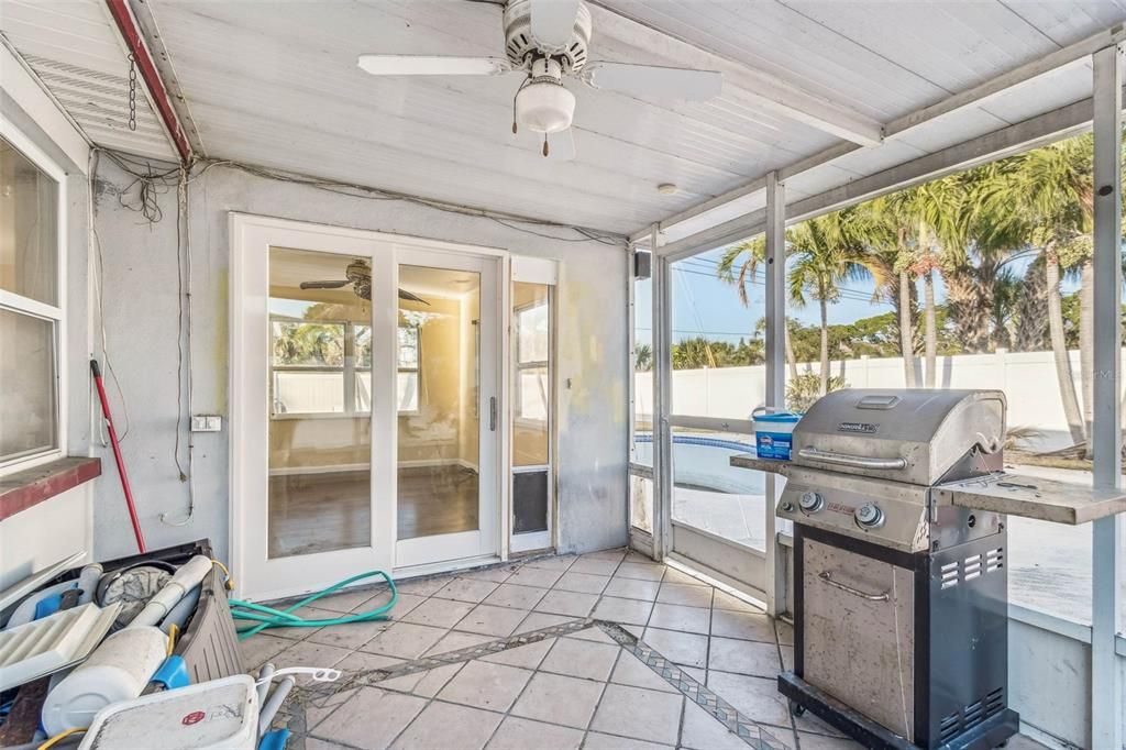 合同活跃: $260,000 (2 贝兹, 1 浴室, 1179 平方英尺)