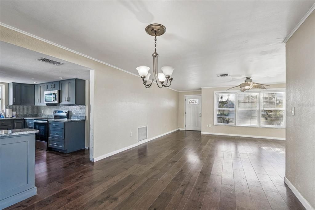 合同活跃: $260,000 (2 贝兹, 1 浴室, 1179 平方英尺)