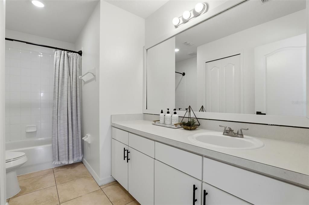 For Sale: $515,000 (5 beds, 3 baths, 2705 Square Feet)