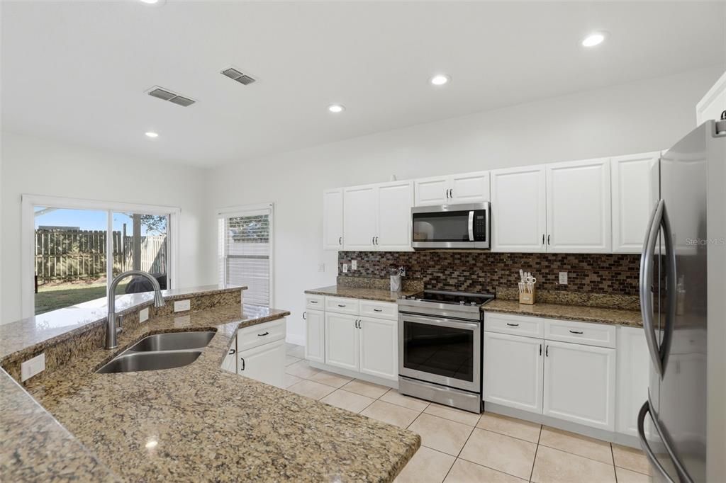 For Sale: $515,000 (5 beds, 3 baths, 2705 Square Feet)