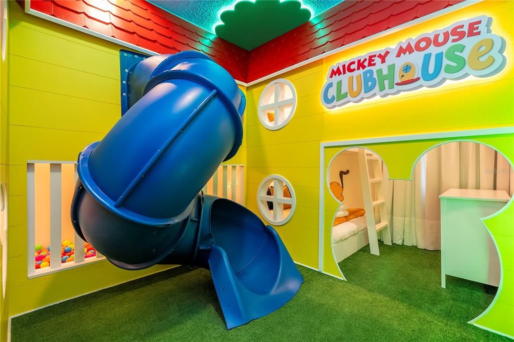 Под контрактом: $1,850,000 (9 спален, 9 ванн, 3967 Квадратных фут)