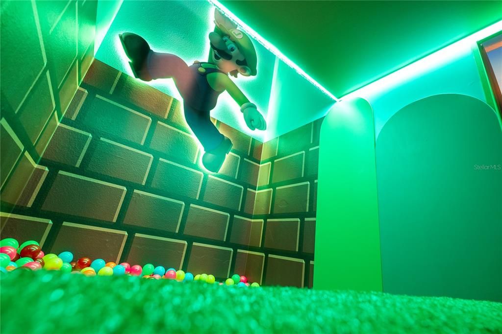 Под контрактом: $1,850,000 (9 спален, 9 ванн, 3967 Квадратных фут)