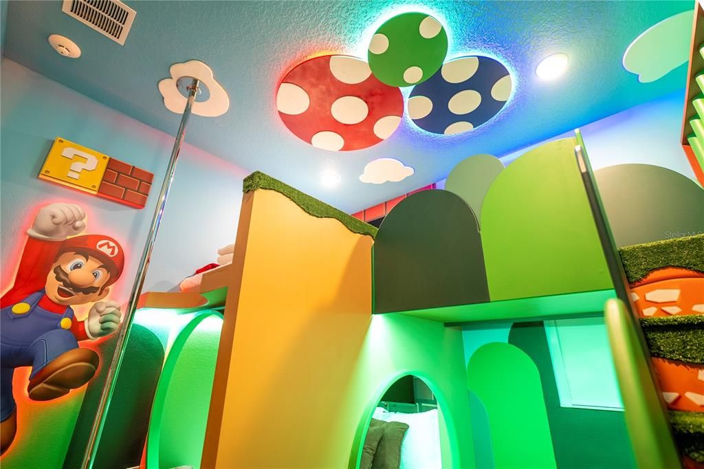 Под контрактом: $1,850,000 (9 спален, 9 ванн, 3967 Квадратных фут)